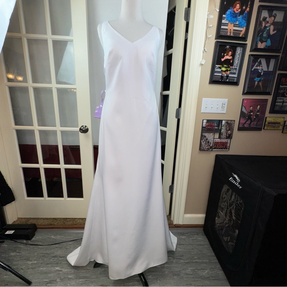Elegant White V-Neck Mermaid Wedding Dress - Picture 5 of 16